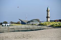 Warnemünde, Blick auf Leuchtturm und Teepott