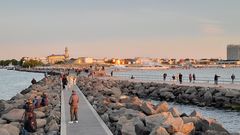 Warnemünde  -  Blick vom Ende der Westmole Richtung Stadt / Leuchtturm