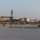 Warnemünde - Blick vom Strand in Richtung Leuchtturm