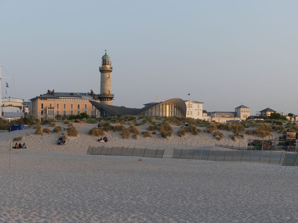 Warnemünde - Blick vom Strand in Richtung Leuchtturm