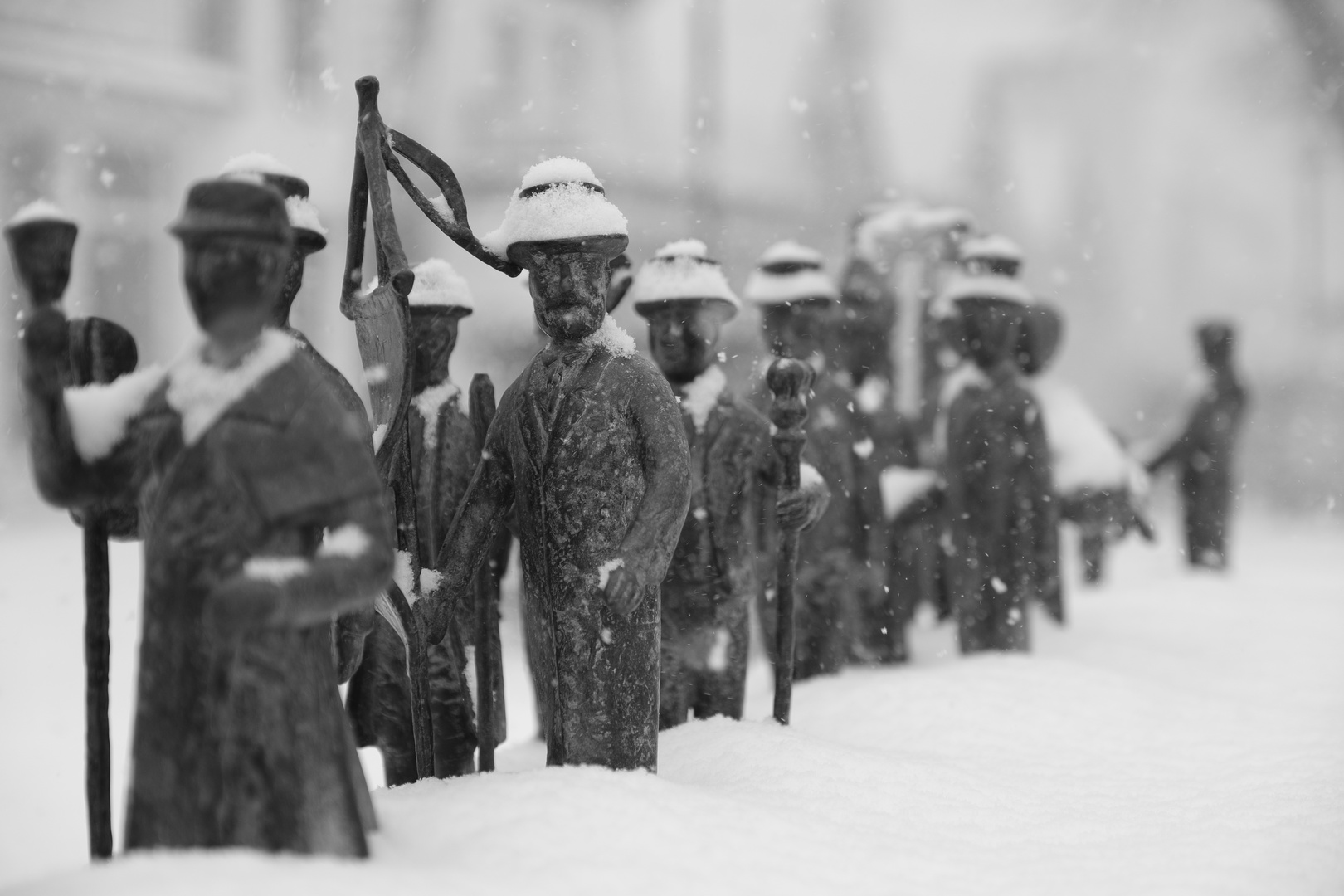 Warnemünde - Brunnen "Warnminner Ümgang" in snow