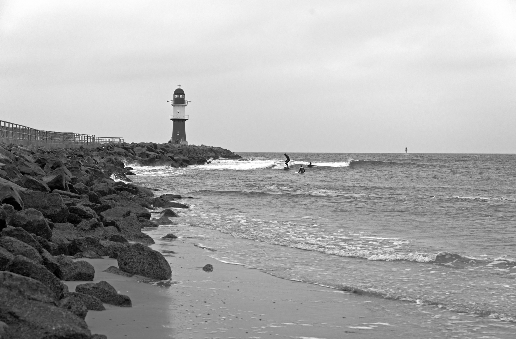 Warnemünde - extreme low tide at western breakwater