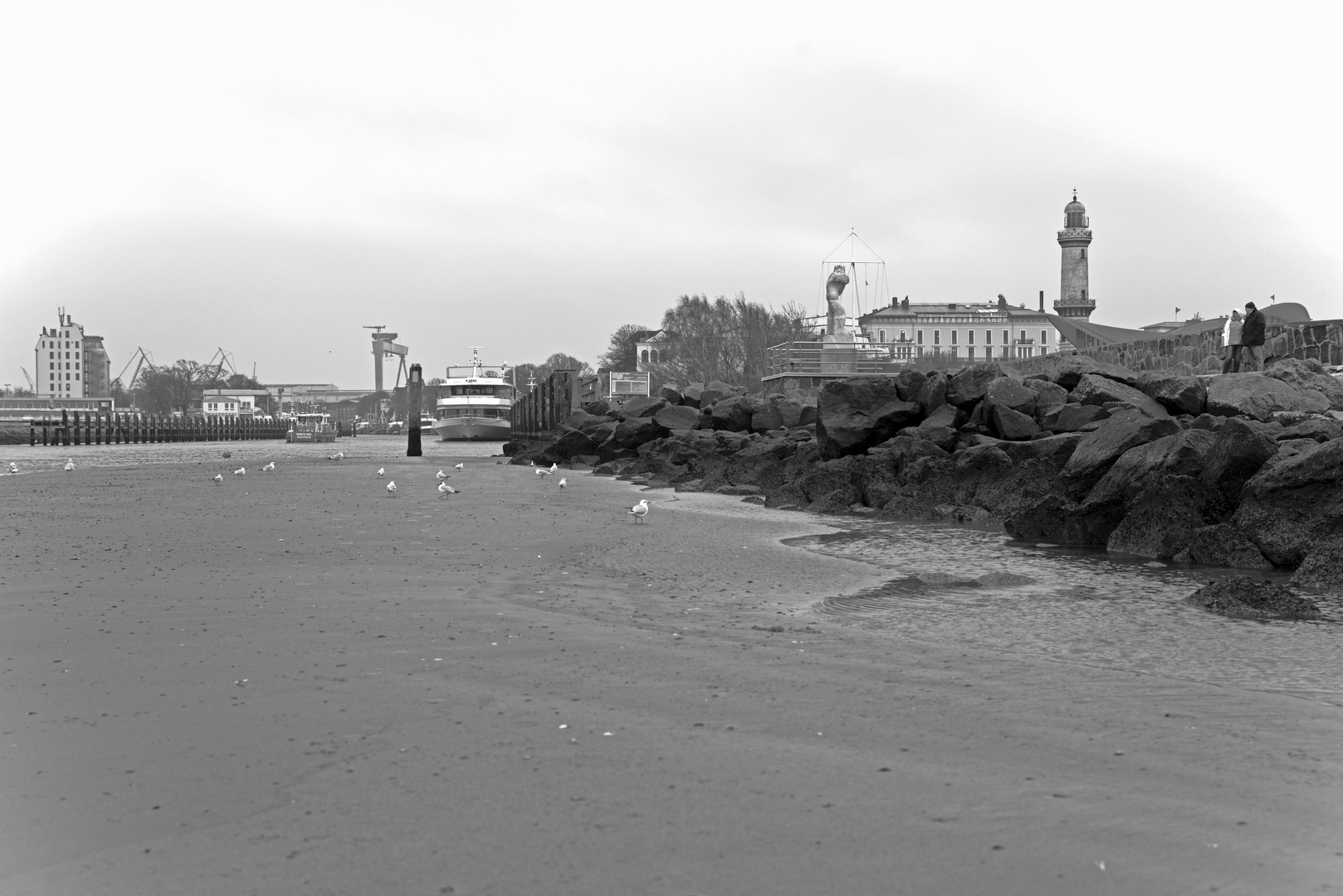 Warnemünde - extreme low tide at western breakwater