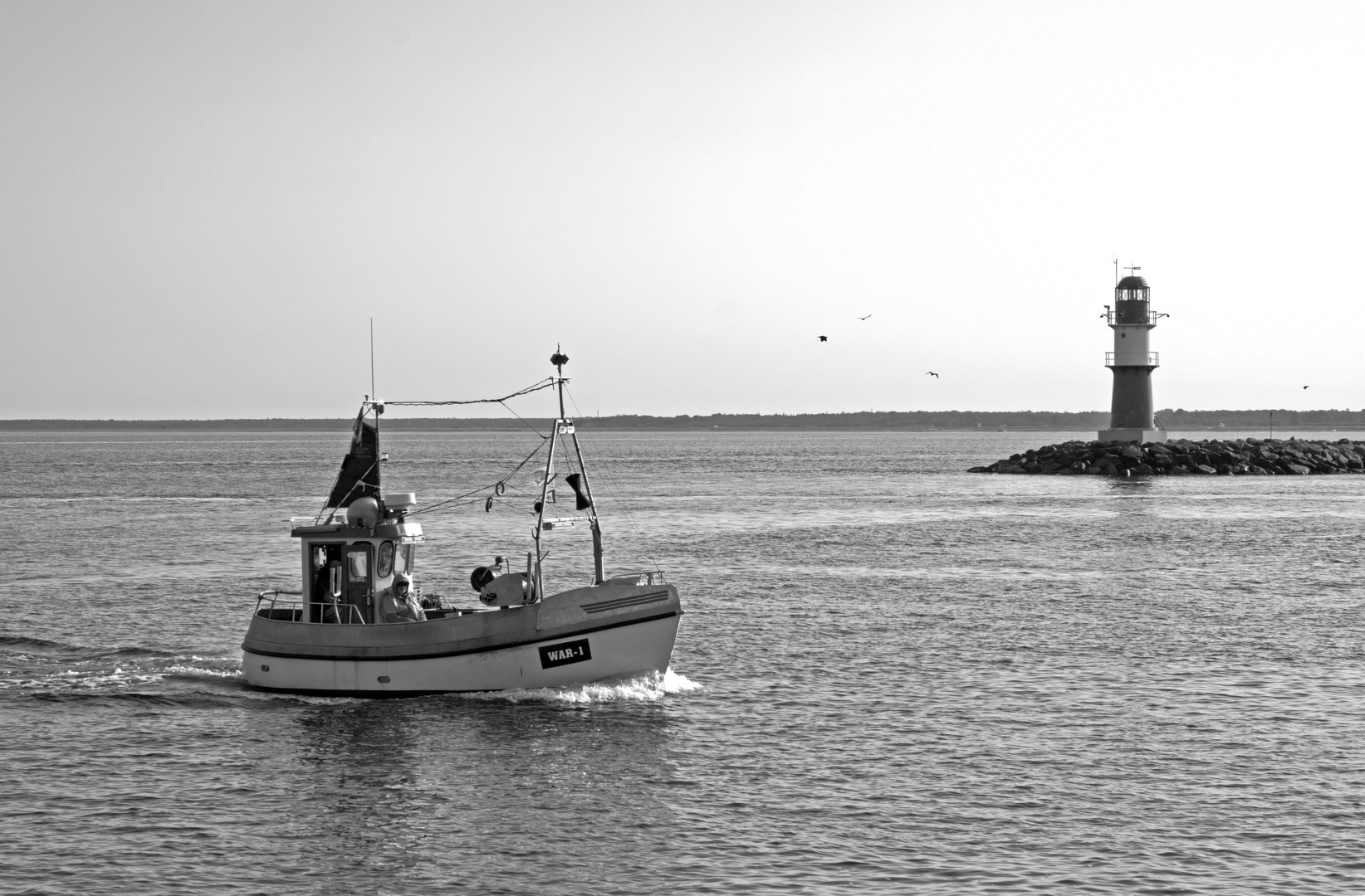 Warnemünde - Fischkutter WAR 1 kehrt heim