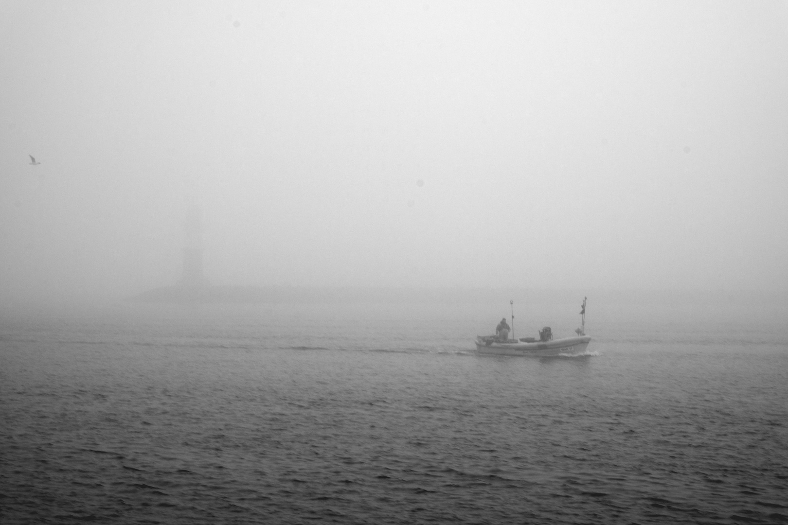 Warnemünde - Fischkutter WAR 17 kehrt heim im Nebel