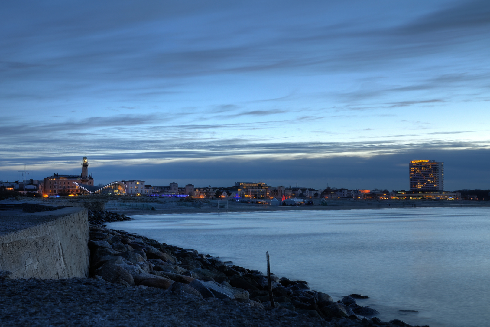 Warnemünde, Hotel Neptun und Teepott