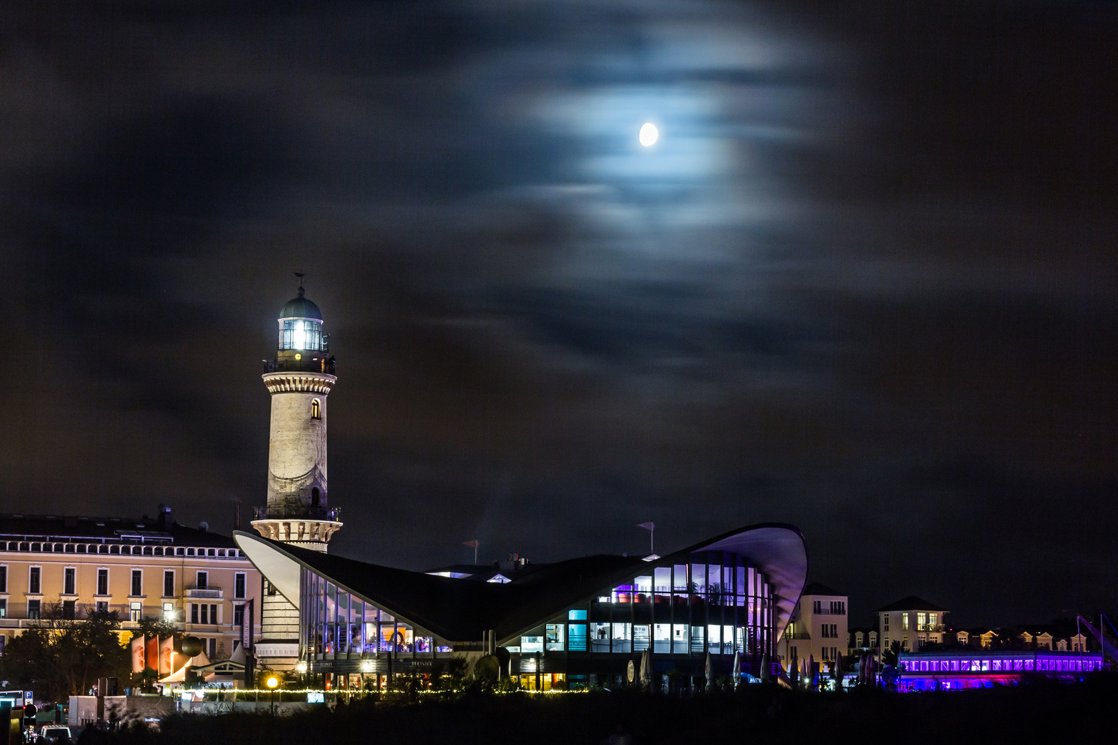 Warnemünde im Mondschein