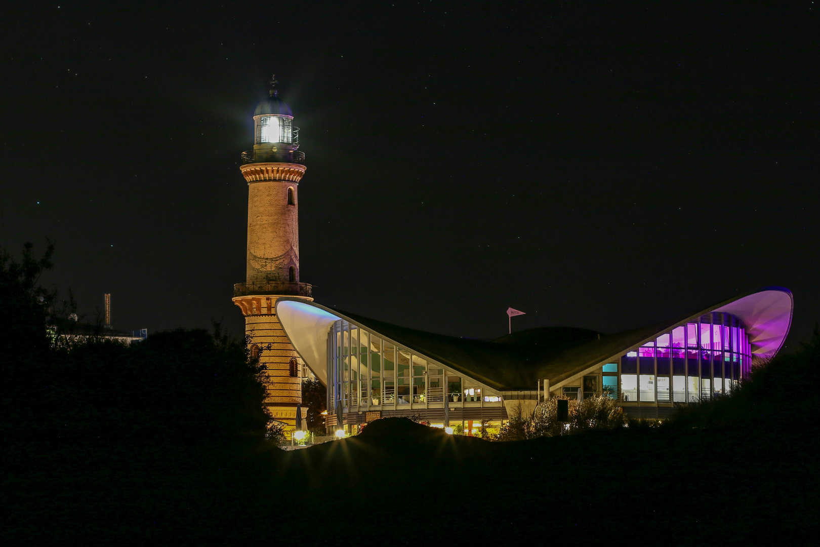 Warnemünde leuchtet - Leuchtturm und Teepott