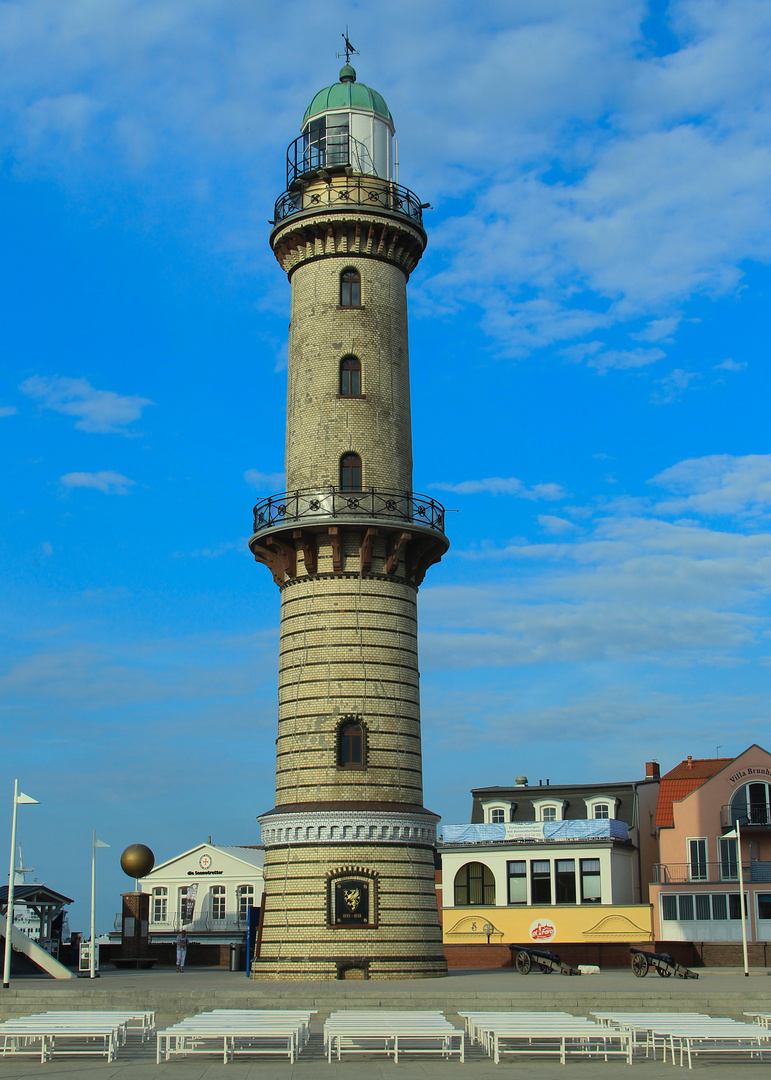 Warnemünde Leuchtturm bei schönem Wetter