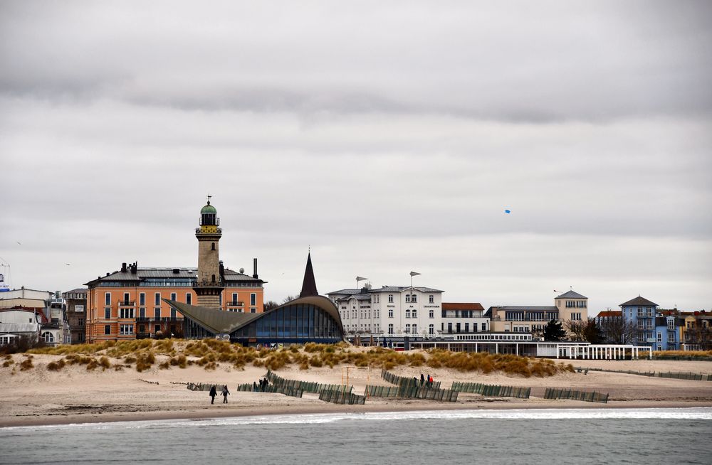 Warnemünde mit Leuchtturm und Teepott im Januar ohne Schnee