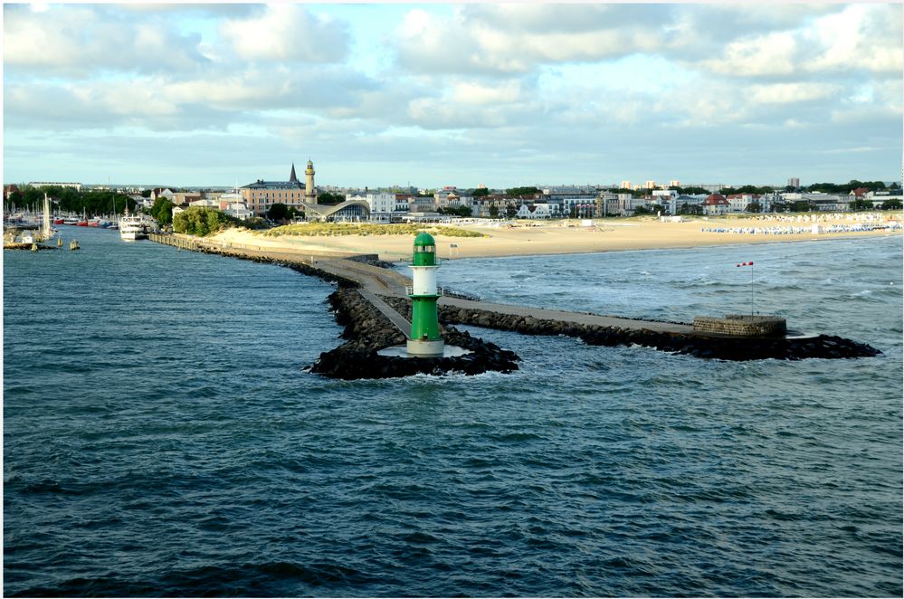 Warnemünde mit Mole, Leuchtturm, Teepott und Strand