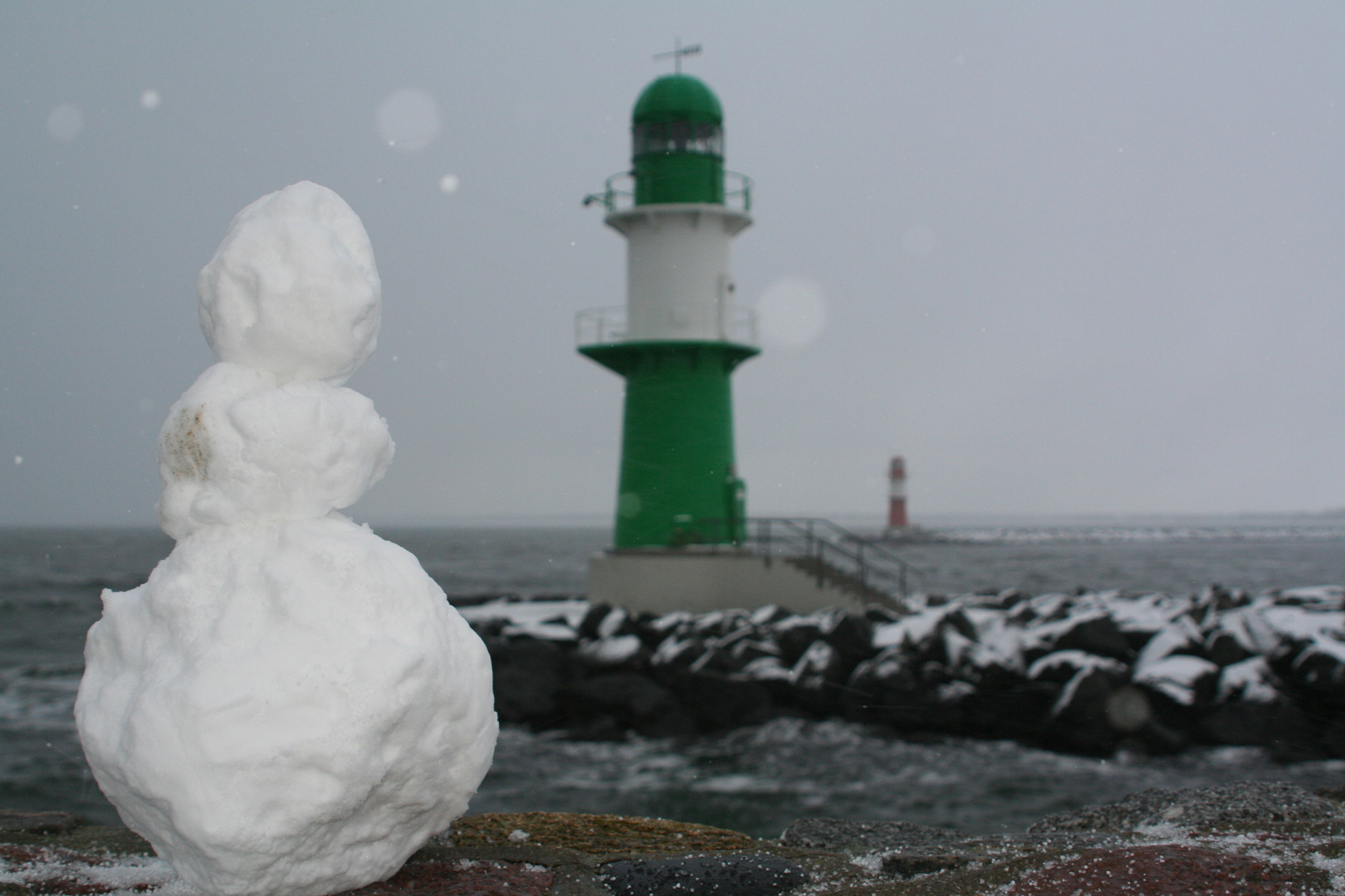 Warnemünde - Schneemann in der Nähe der Westmole