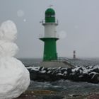 Warnemünde - Schneemann in der Nähe der Westmole