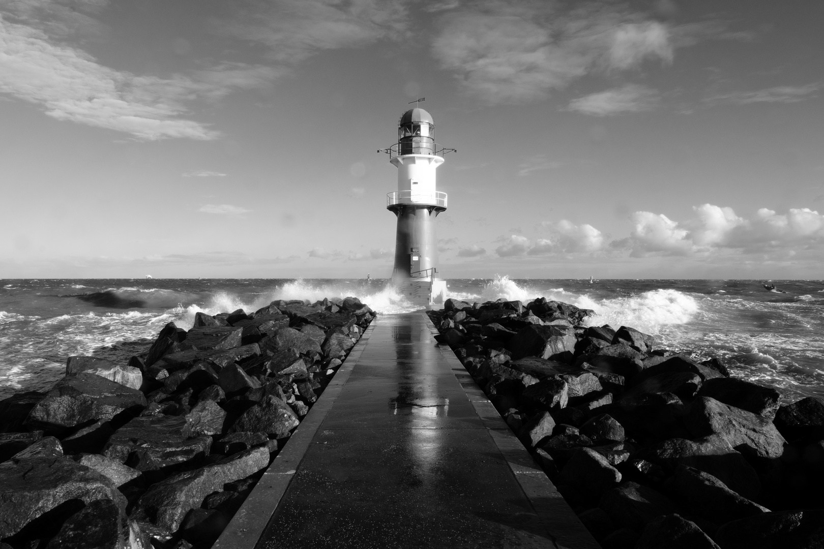 Warnemünde - stormy walk to the Western (green) breakwater-light