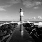 Warnemünde - stormy walk to the Western (green) breakwater-light