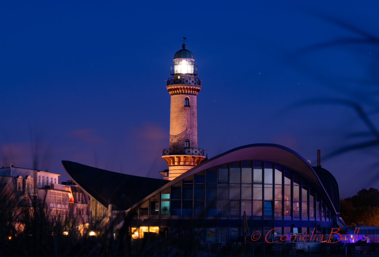 Warnemünde Teepot un Leuchtturm bei Nacht