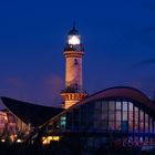 Warnemünde Teepot un Leuchtturm bei Nacht