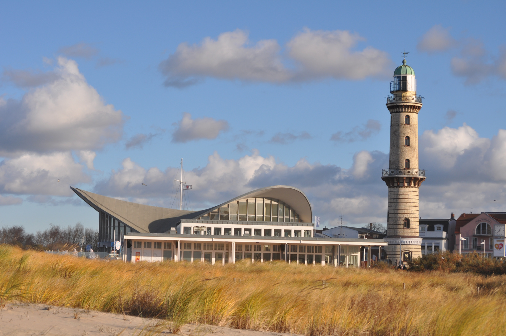 Warnemünde Teepott und alter Leuchturm