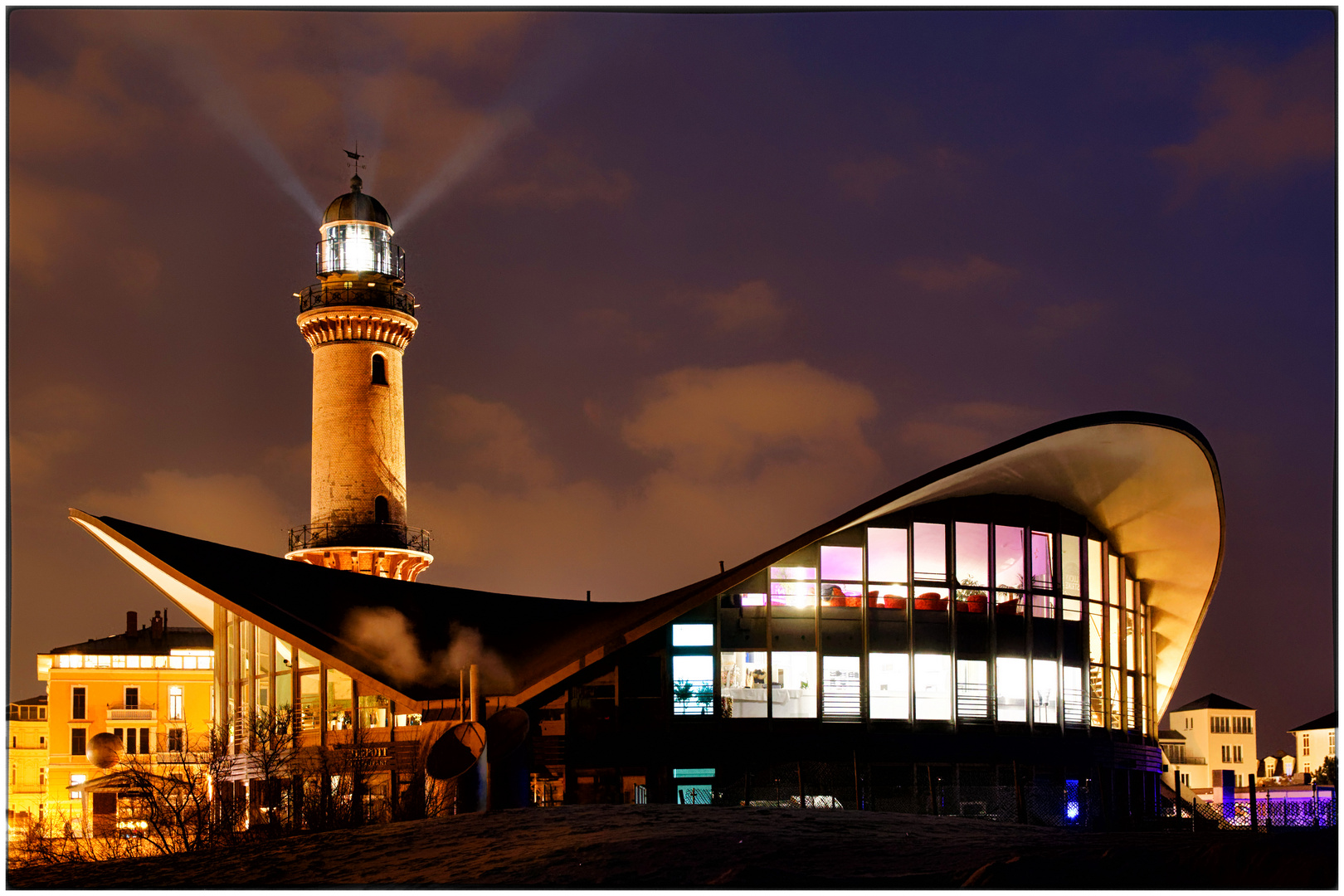 Warnemünde-Teepott und Leuchtturm