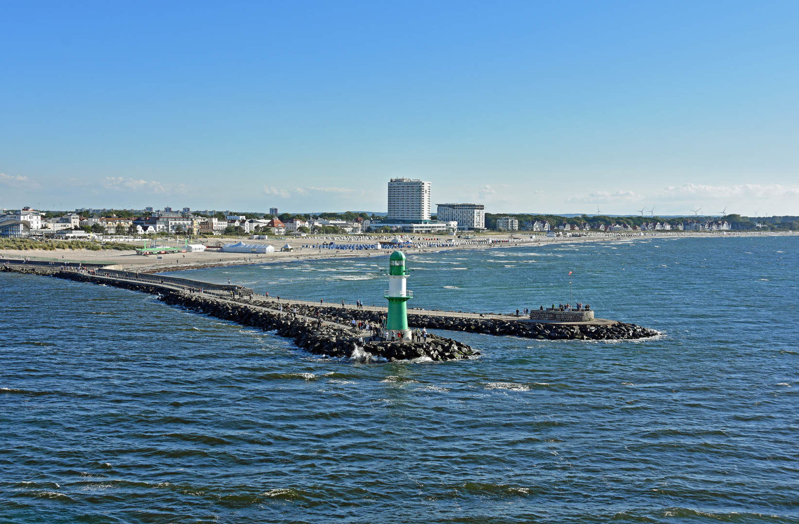 Warnemünde und Westmole beim Auslaufen mit der "AIDAdiva"