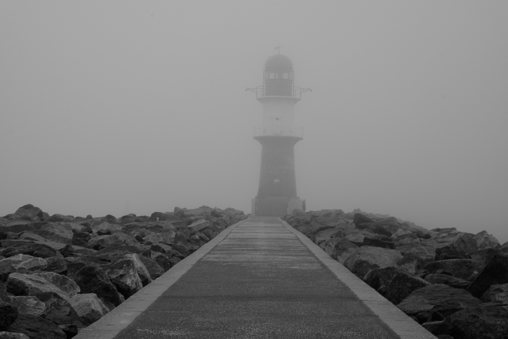 Warnemünde - westliches Molenfeuer im Nebel