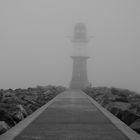 Warnemünde - westliches Molenfeuer im Nebel