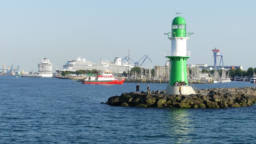 Warnemünde  -  Zwei Kreuzfahrtchiffe zur gleichen Zeit ...