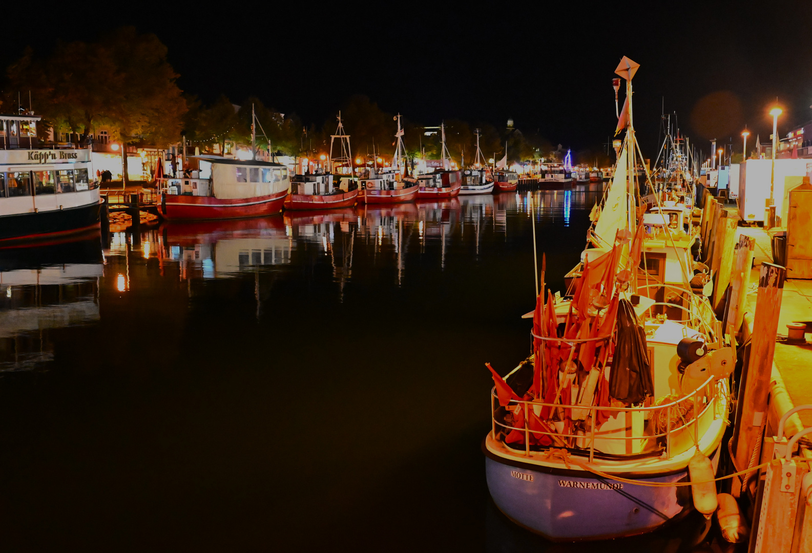 ...  Warnemünder "Futterkutter" und Fischkutter   am Alten Strom ....