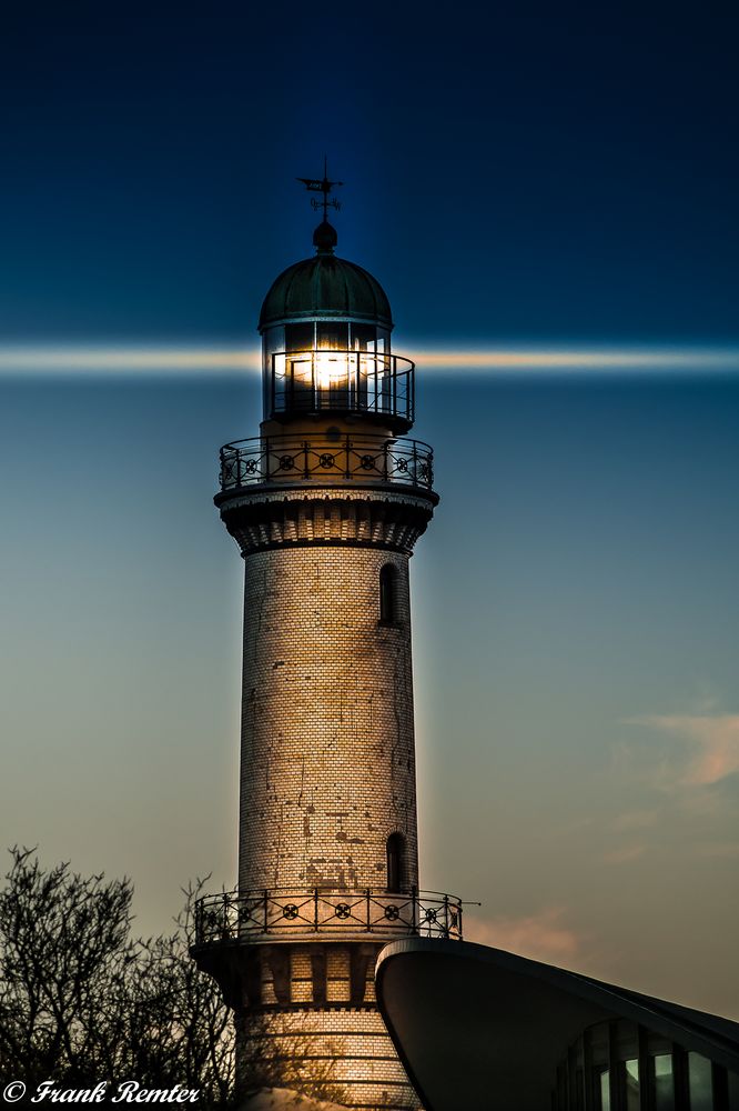 Warnemünder Leuchtturm am Abend