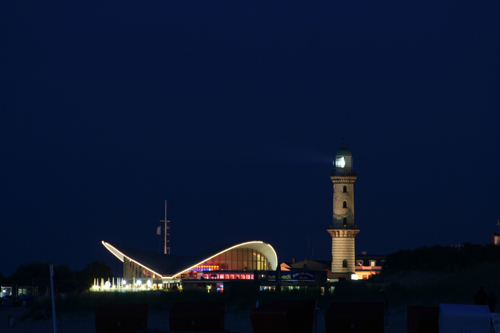 Warnemünder Leuchtturm bei Nacht........