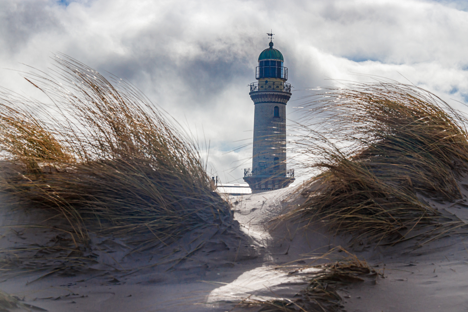 Warnemünder Leuchtturm im Durchblick .