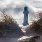 Warnemünder Leuchtturm im Durchblick .