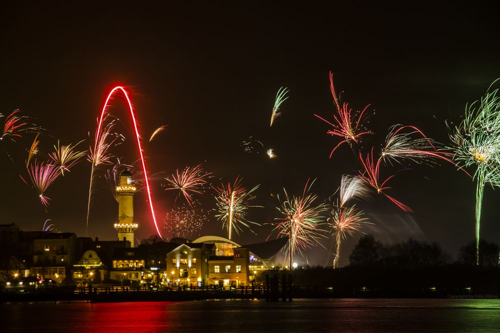Warnemünder Leuchtturm im Feuerwerksspektakel Foto &amp; Bild