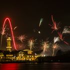 Warnemünder Leuchtturm im Feuerwerksspektakel