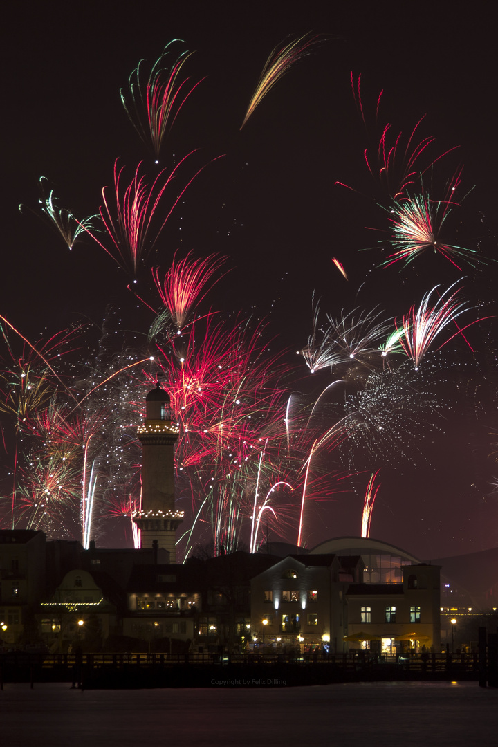 Warnemünder Leuchturm im Feuerwerksspektakel 2