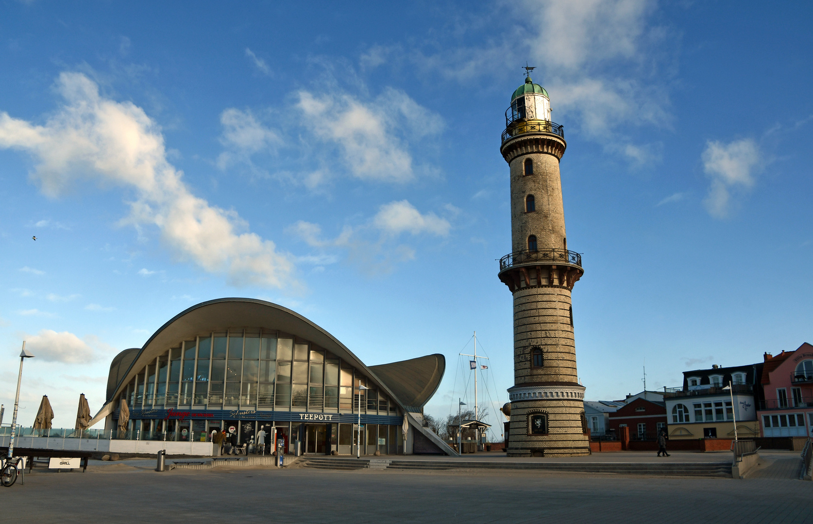 Warnemündes Wahrzeichen Leuchtturm und Teepott