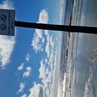 Warnschild am Meer 