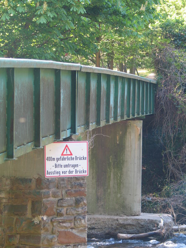 Warnung vor Brücke