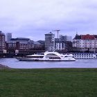 Warsteiner Boot vor dem Panorama der Düsseldorfer Altstadt