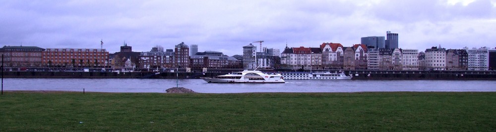 Warsteiner Boot vor dem Panorama der Düsseldorfer Altstadt