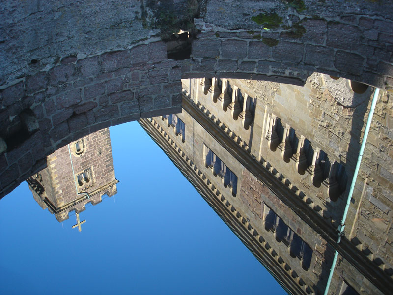 Wartburg als Spiegelung im Brunnen.