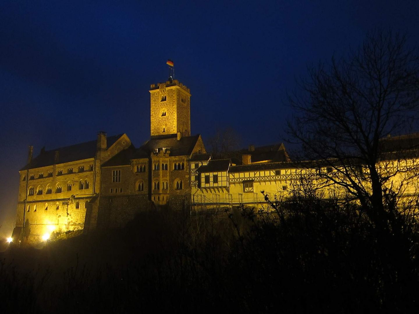 Wartburg bei Nacht und Regennebel