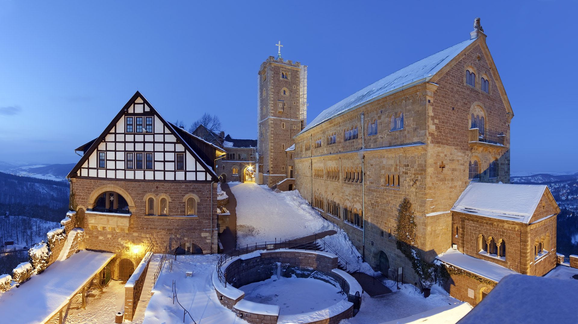Wartburg im Winter beleuchtet Panorama HDR