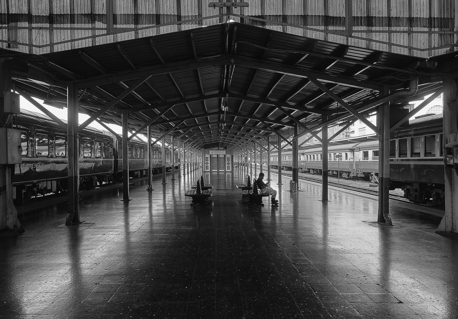 Warten am Bahnhof Bangkok