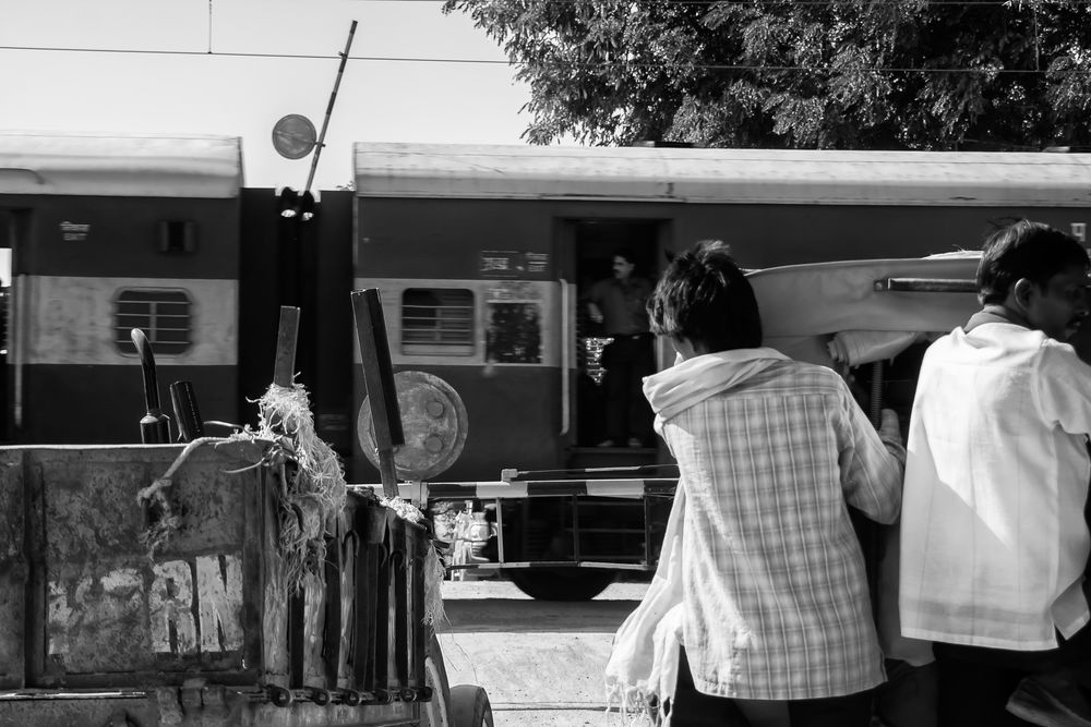 Warten am Bahnübergang