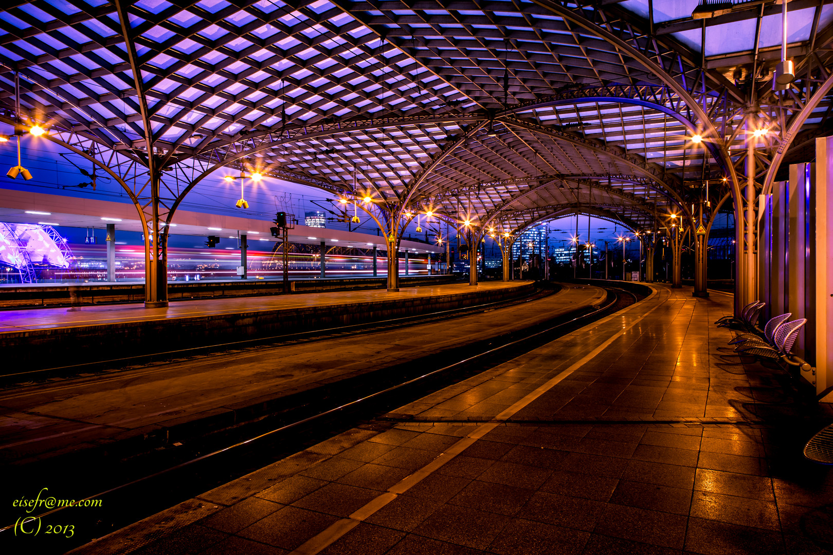 Warten am Kölner Hauptbahnhof