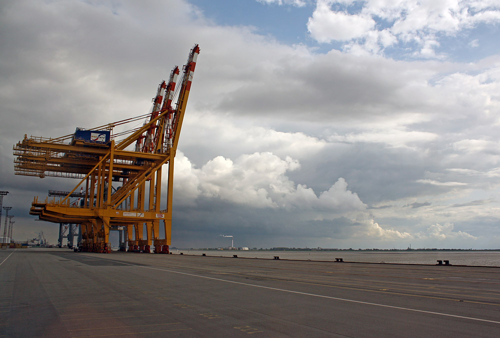 Warten auf Arbeit im Containerterminal Bremerhaven