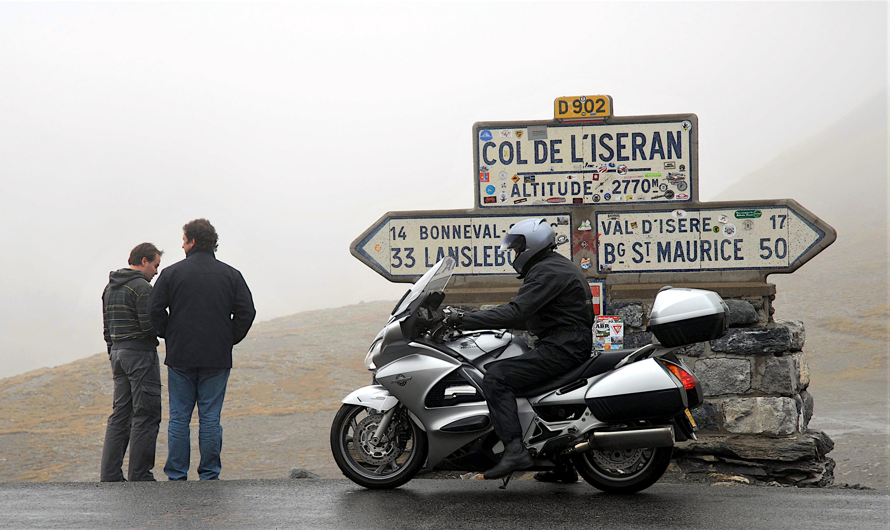 Warten auf bessere Aussicht - Biker auf der Passhöhe