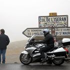 Warten auf bessere Aussicht - Biker auf der Passhöhe