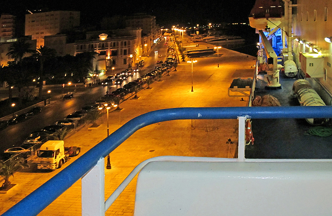 Warten auf das Ablegen der Fähre in Trapani / Aspettare alla partenza del traghetto a Trapani